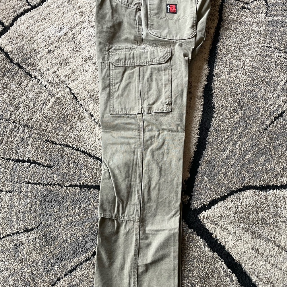Wrangler Riggs Tan Cargo Pants with Utility Pockets 33x32 Like New
